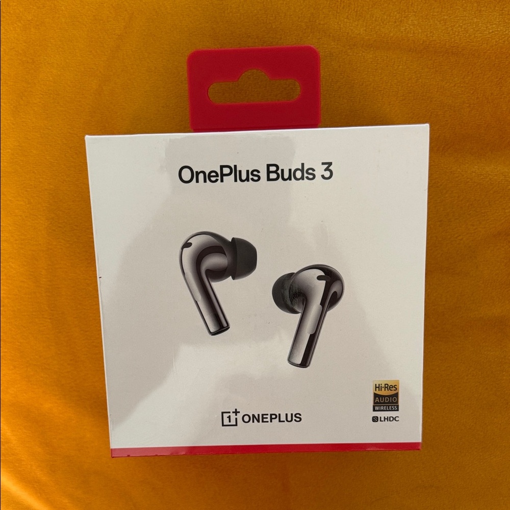 OnePlus Buds 3 Silver Wireless Earbuds - Picture 3 of 3